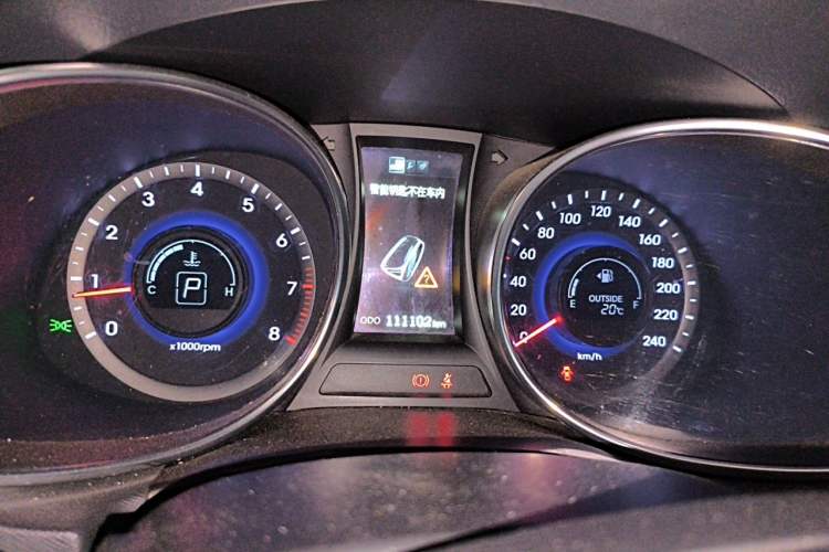 Used Hyundai Santa Fe 2013 2.4L Automatic 4x4 Prestige Edition Odometer Close Up