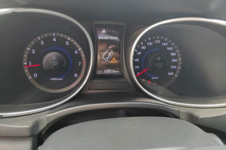 Used Hyundai Santa Fe 2013 2.4L Automatic Two-Wheel Drive Smart Version Odometer Close Up