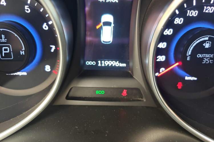 Used Hyundai Santa Fe 2013 2.4L Automatic Two-Wheel Drive Smart Version Odometer Close Up