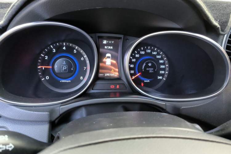 Used Hyundai Santa Fe 2013 2.4L Automatic Two-Wheel Drive Smart Version Odometer Close Up