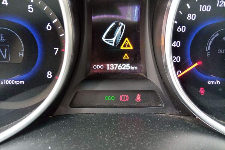 Used Hyundai Santa Fe 2013 2.4L Automatic Two-Wheel Drive Smart Version Odometer Close Up