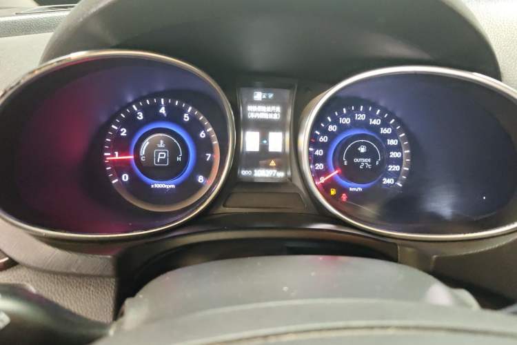 Used Hyundai Santa Fe 2013 2.4L Automatic Two-Wheel Drive Smart Version Odometer Close Up