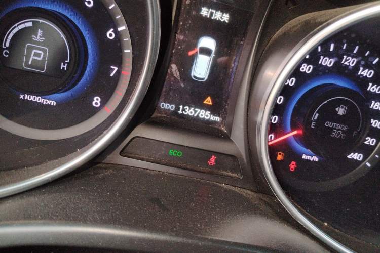 Used Hyundai Santa Fe 2013 2.4L Automatic Two-Wheel Drive Smart Version Odometer Close Up