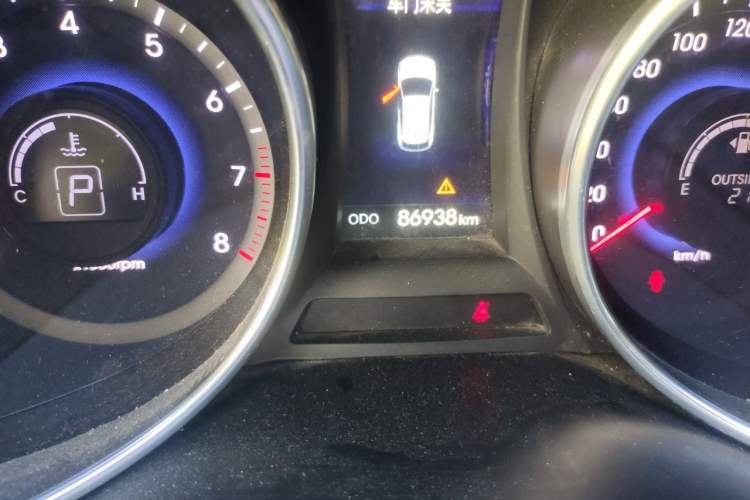 Used Hyundai Santa Fe 2013 2.4L Automatic Two-Wheel Drive Smart Version Odometer Close Up
