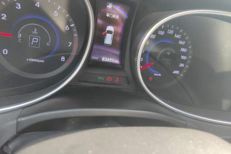 Used Hyundai Santa Fe 2013 2.4L Automatic Two-Wheel Drive Smart Version Odometer Close Up