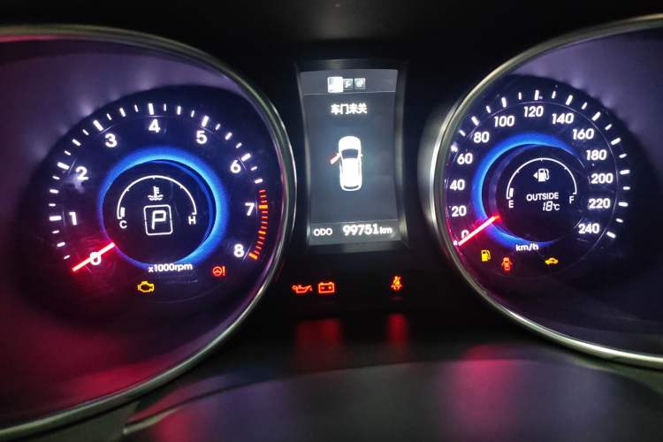 Used Hyundai Santa Fe 2013 2.4L Automatic Two-Wheel Drive Smart Version Odometer Close Up