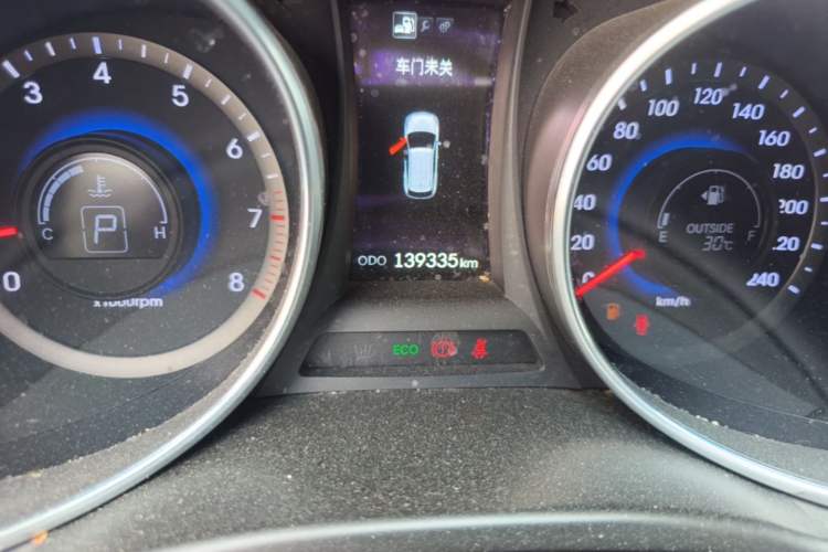 Used Hyundai Santa Fe 2013 2.4L Automatic Two-Wheel Drive Smart Version Odometer Close Up