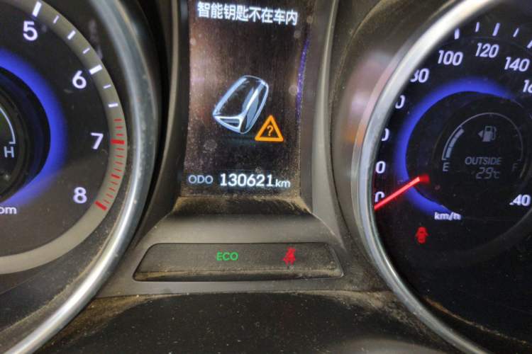 Used Hyundai Santa Fe 2013 2.4L Automatic Two-Wheel Drive Smart Version Odometer Close Up