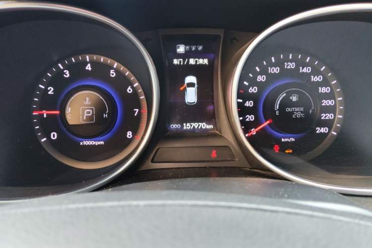 Used Hyundai Santa Fe 2013 2.4L Automatic Two-Wheel Drive Smart Version Odometer Close Up