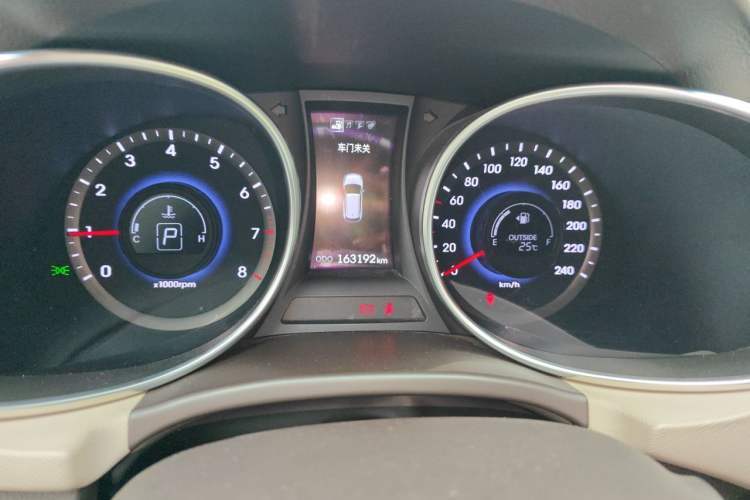 Used Hyundai Santa Fe 2013 2.4L Automatic 4x4 Prestige Edition Odometer Close Up