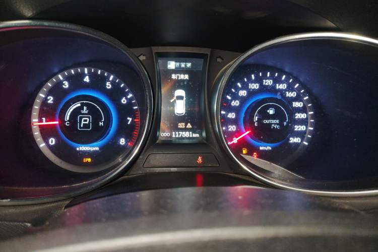 Used Hyundai Santa Fe 2013 2.4L Automatic 2WD Comfort Edition Odometer Close Up