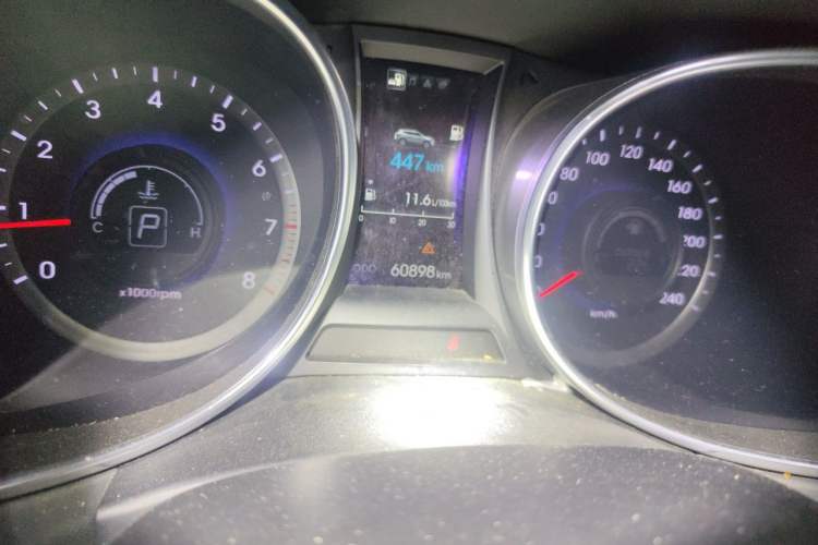 Used Hyundai Santa Fe 2013 2.4L Automatic Two-Wheel Drive Smart Version Odometer Close Up