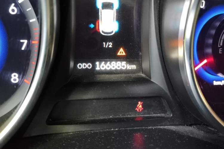 Used Hyundai Santa Fe 2013 2.0T Automatic All-Wheel Drive Prestige Version Odometer Close Up