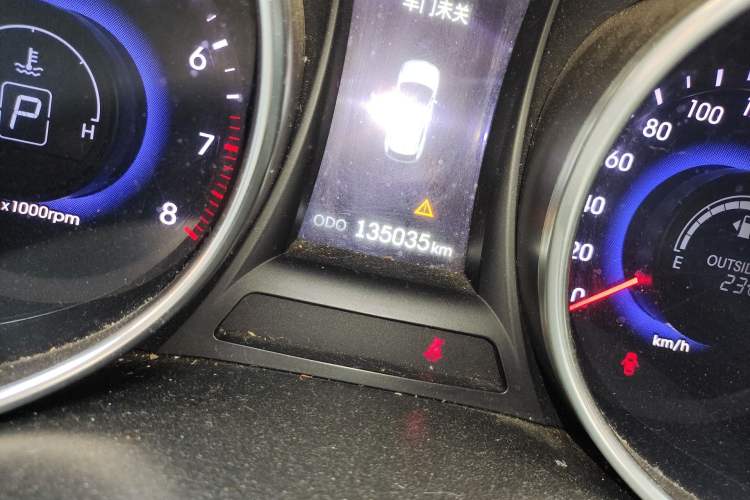 Used Hyundai Santa Fe 2013 2.4L Automatic 2WD Comfort Edition Odometer Close Up