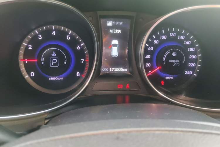 Used Hyundai Santa Fe 2013 2.4L Automatic Two-Wheel Drive Smart Version Odometer Close Up