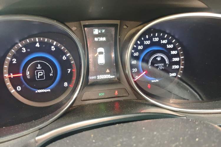 Used Hyundai Santa Fe 2013 2.4L Automatic 4x4 Smart Version Odometer Close Up