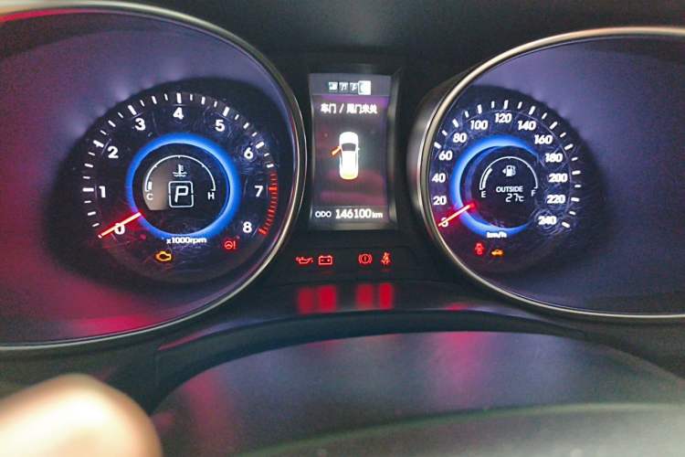 Used Hyundai Santa Fe 2013 2.4L Automatic 4x4 Smart Version Odometer Close Up