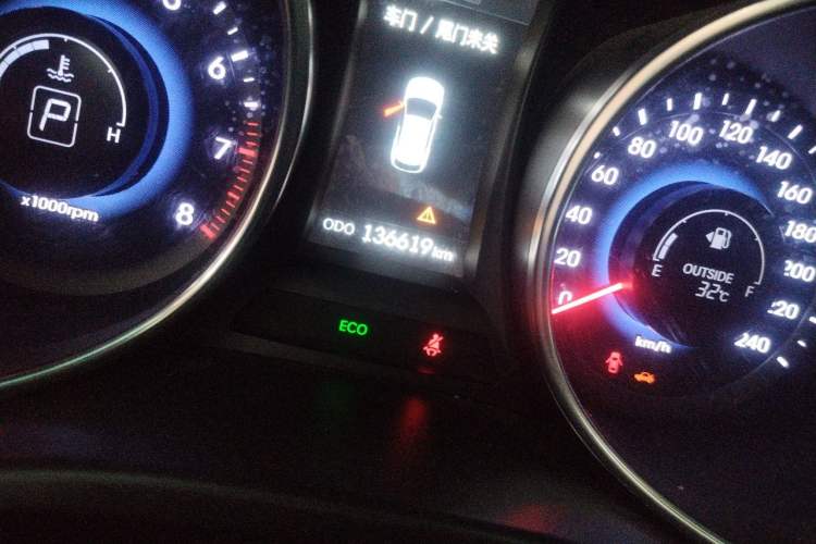 Used Hyundai Santa Fe 2013 2.4L Automatic Two-Wheel Drive Smart Version Odometer Close Up
