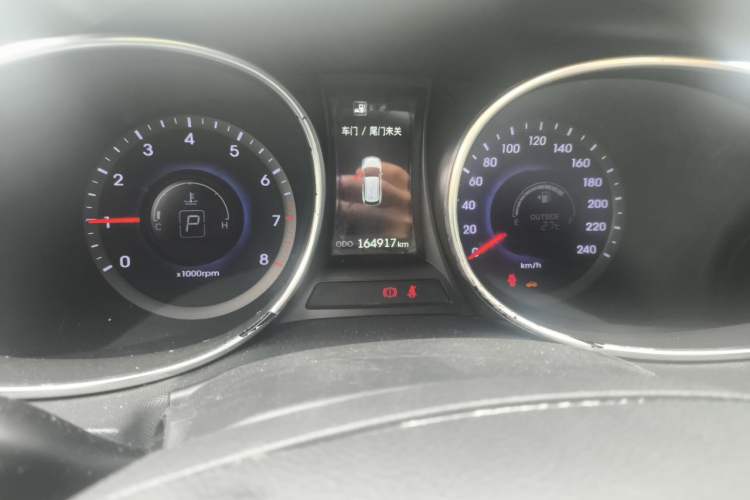 Used Hyundai Santa Fe 2013 2.4L Automatic Two-Wheel Drive Smart Version Odometer Close Up