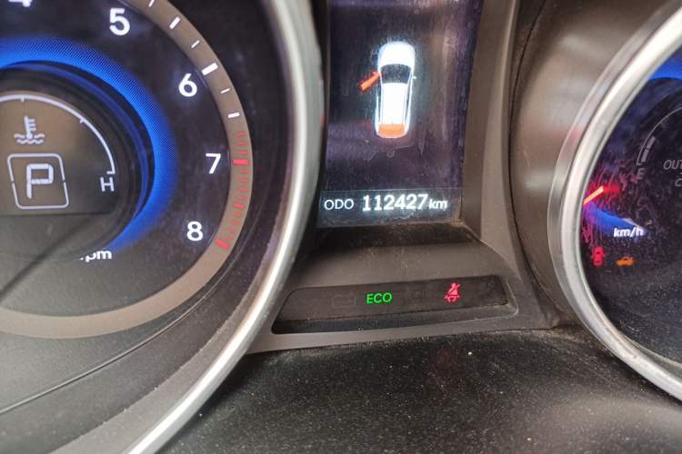 Used Hyundai Santa Fe 2013 2.4L Automatic Two-Wheel Drive Smart Version Odometer Close Up