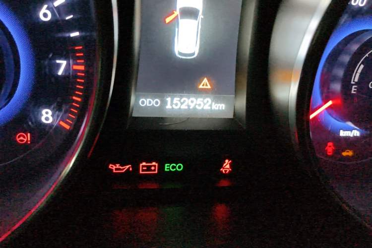 Used Hyundai Santa Fe 2013 2.4L Automatic Two-Wheel Drive Smart Version Odometer Close Up