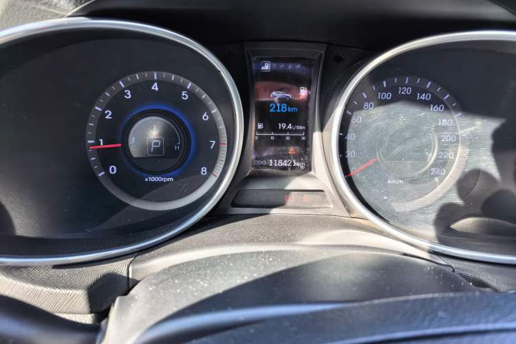 Used Hyundai Santa Fe 2013 2.0T Automatic All-Wheel Drive Prestige Version Odometer Close Up