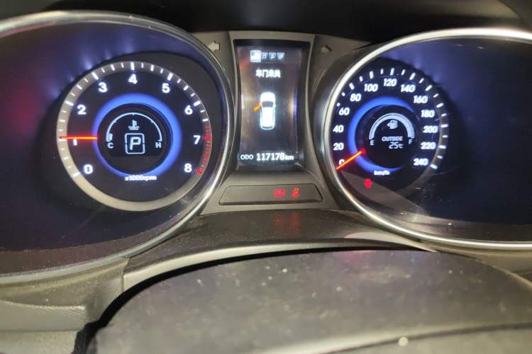 Used Hyundai Santa Fe 2013 2.4L Automatic Two-Wheel Drive Smart Version Odometer Close Up