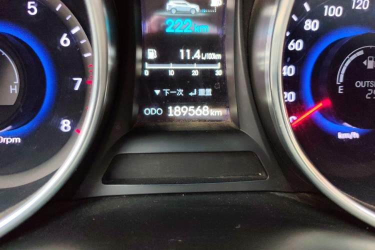 Used Hyundai Santa Fe 2013 2.4L Automatic Two-Wheel Drive Smart Version Odometer Close Up