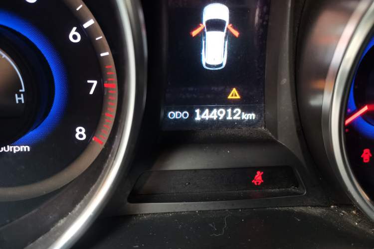 Used Hyundai Santa Fe 2013 2.4L Automatic Two-Wheel Drive Smart Version Odometer Close Up