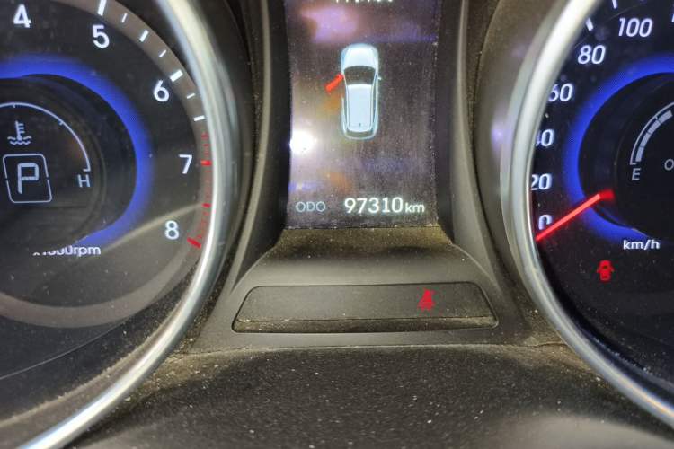 Used Hyundai Santa Fe 2013 2.4L Automatic Two-Wheel Drive Smart Version Odometer Close Up