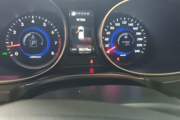 Used Hyundai Santa Fe 2013 2.0T Automatic All-Wheel Drive Top Trim Odometer Close Up