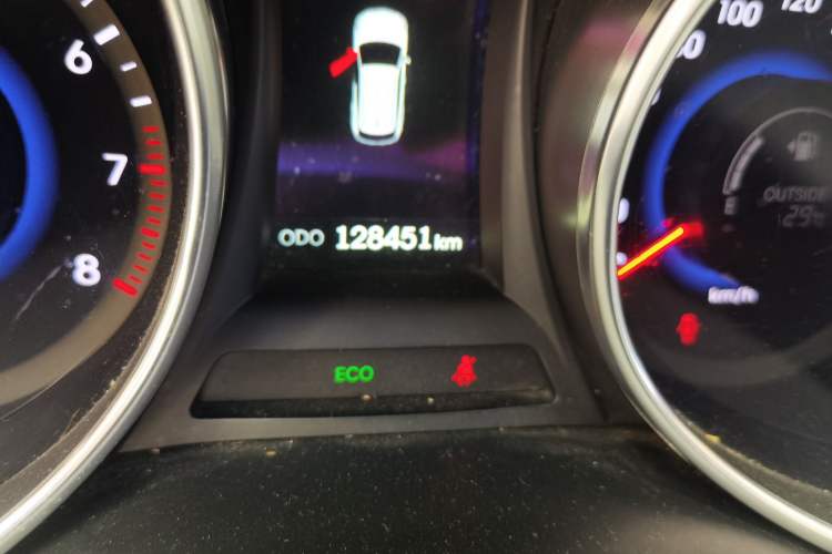 Used Hyundai Santa Fe 2013 2.4L Automatic Two-Wheel Drive Smart Version Odometer Close Up