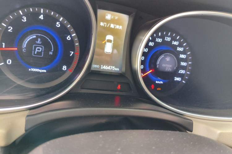 Used Hyundai Santa Fe 2013 2.4L Automatic Two-Wheel Drive Smart Version Odometer Close Up