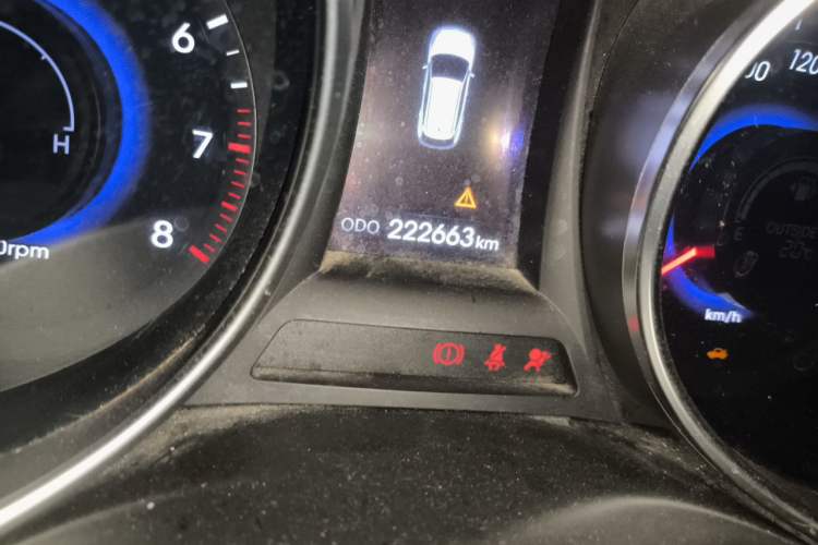 Used Hyundai Santa Fe 2013 2.4L Manual Two-Wheel Drive Comfort Version Odometer Close Up