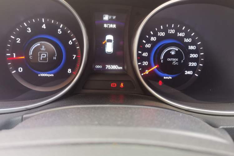 Used Hyundai Santa Fe 2013 2.4L Automatic Two-Wheel Drive Smart Version Odometer Close Up