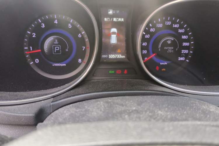 Used Hyundai Santa Fe 2013 Revised Version 2.4L Automatic All-Wheel Drive Luxury Trim Odometer Close Up