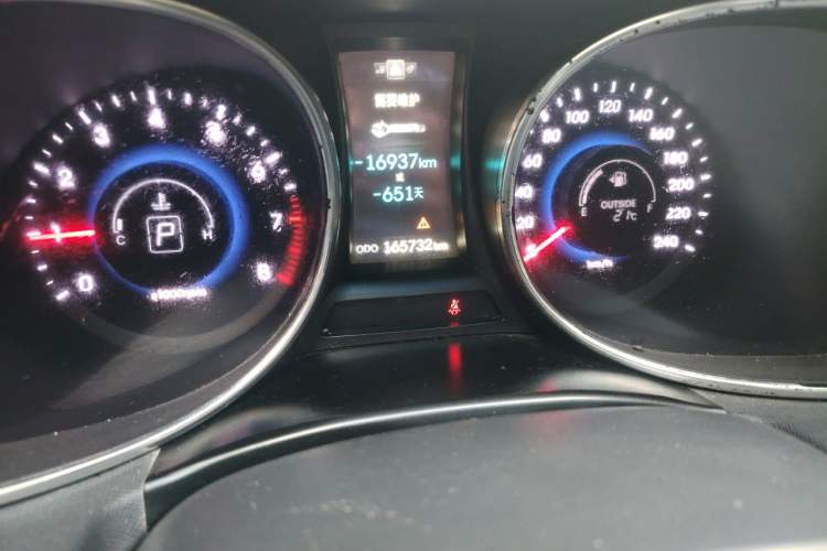 Used Hyundai Santa Fe 2013 2.4L Automatic 4x4 Smart Version Odometer Close Up