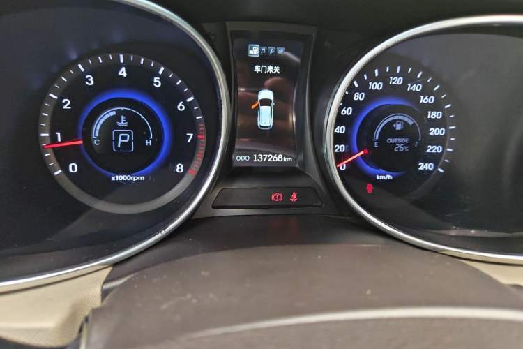Used Hyundai Santa Fe 2013 2.4L Automatic Two-Wheel Drive Smart Version Odometer Close Up