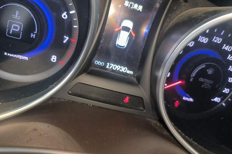 Used Hyundai Santa Fe 2013 2.4L Automatic Two-Wheel Drive Smart Version Odometer Close Up