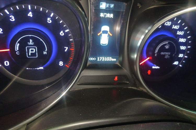 Used Hyundai Santa Fe 2013 2.4L Automatic 4x4 Comfort Edition Odometer Close Up