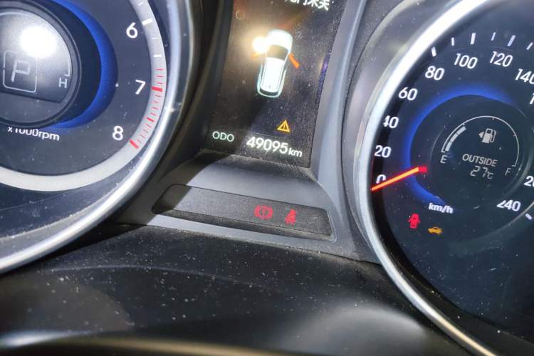 Used Hyundai Santa Fe 2013 2.4L Automatic Two-Wheel Drive Smart Version Odometer Close Up