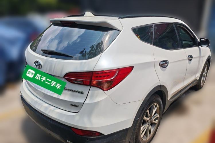 Used Hyundai Santa Fe 2013 2.0T Automatic All-Wheel Drive Top Trim Rear Right 45 Deg