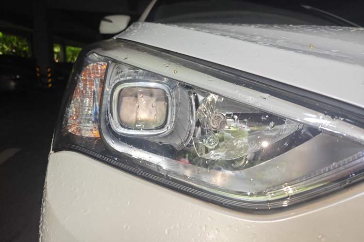 Used Hyundai Santa Fe 2013 2.4L Automatic 4x4 Prestige Edition Right Front Headlight