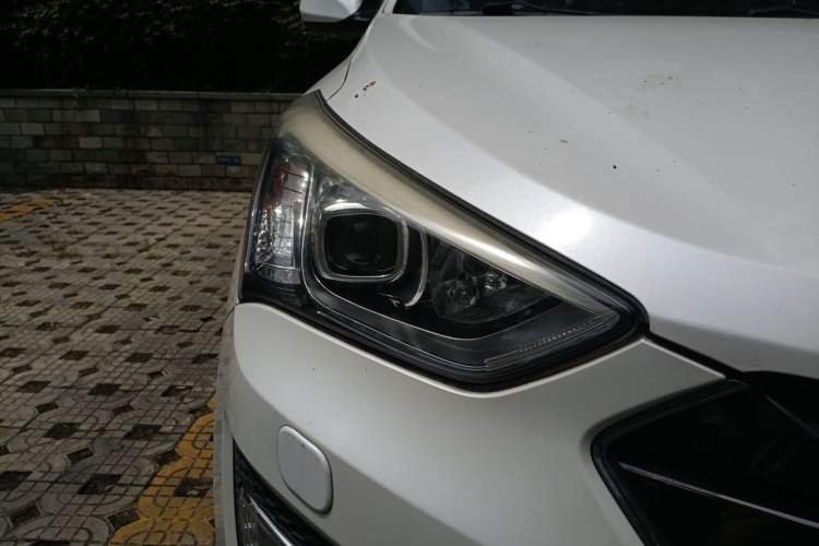 Used Hyundai Santa Fe 2013 2.4L Automatic 4x4 Prestige Edition Right Front Headlight
