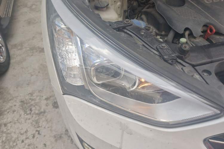 Used Hyundai Santa Fe 2013 2.4L Automatic Two-Wheel Drive Smart Version Right Front Headlight
