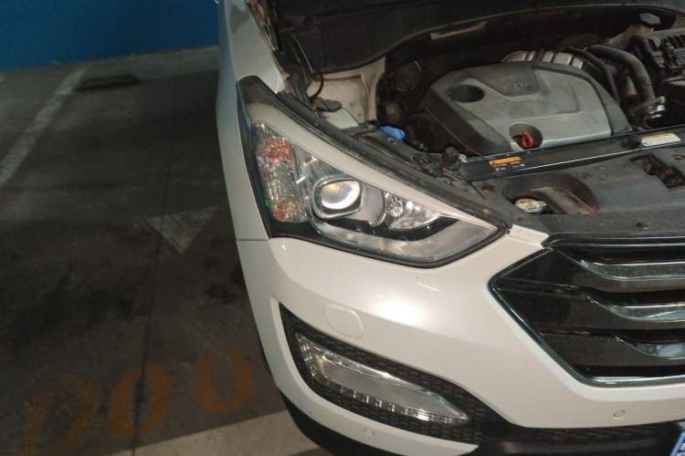 Used Hyundai Santa Fe 2013 2.0T Automatic All-Wheel Drive Top Trim Right Front Headlight