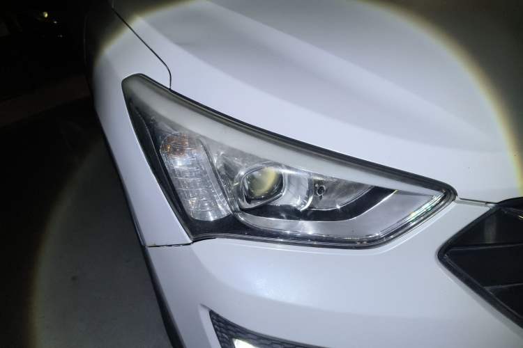 Used Hyundai Santa Fe 2013 2.4L Automatic Two-Wheel Drive Smart Version Right Front Headlight