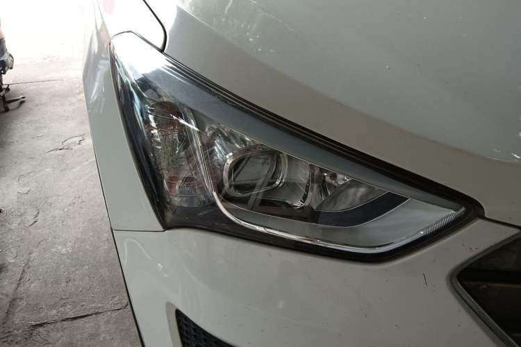 Used Hyundai Santa Fe 2013 2.4L Automatic Two-Wheel Drive Smart Version Right Front Headlight