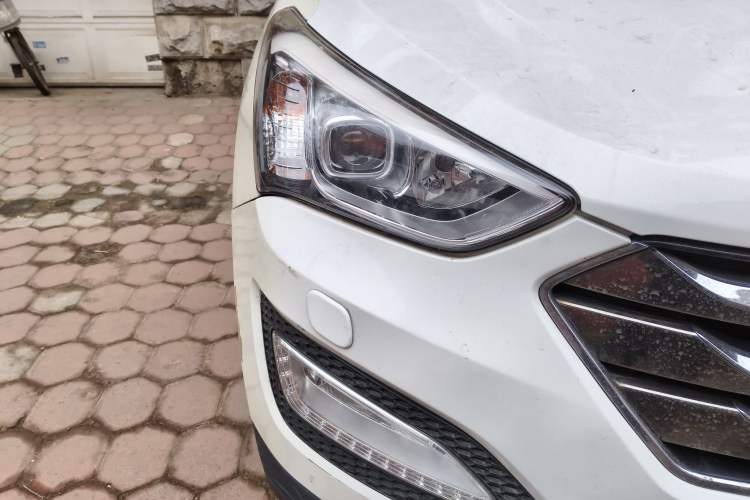 Used Hyundai Santa Fe 2013 2.4L Automatic 4x4 Prestige Edition Right Front Headlight