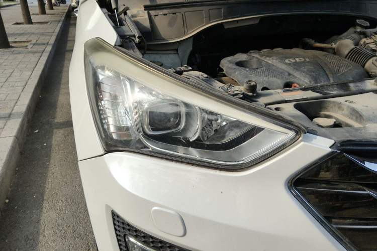 Used Hyundai Santa Fe 2013 Revised Version 2.4L Automatic All-Wheel Drive Luxury Trim Right Front Headlight